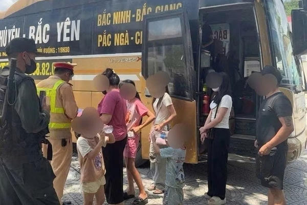 Xử phạt hơn 124 triệu đồng đối với xe khách 19 chỗ, nhưng chở đến 67 người