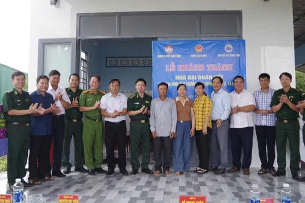 Trao “Nhà Đại đoàn kết” cho hộ nghèo ở vùng biên Đắk Lắk