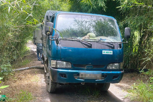 Xe tải chở chất thải bị bắt quả tang đổ trộm ra môi trường ở phường Nhơn Trạch