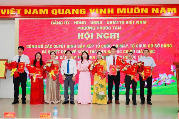Phường Phước Tân công bố các quyết định sắp xếp tổ chức bộ máy, công tác cán bộ ngành giáo dục  