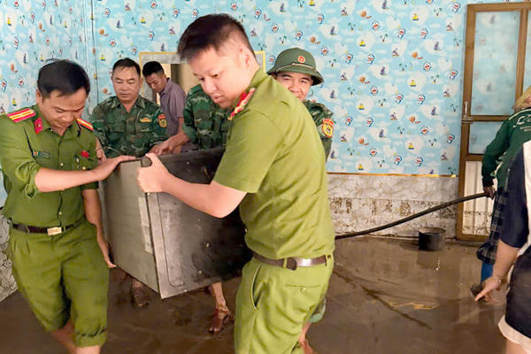 Công an xã Mường Chanh hỗ trợ Nhân dân khắc phục hậu quả mưa, lũ ở Thanh Hoá