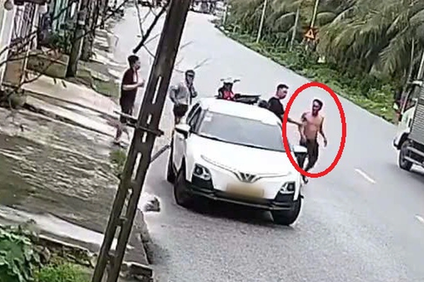 Chặn đầu ô tô giữa đường, người đàn ông dùng mũ bảo hiểm đánh tài xế nhập viện