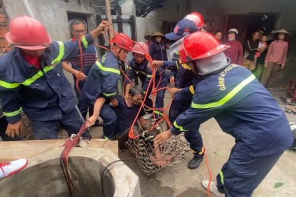 Kịp thời giải cứu người đàn ông mắc kẹt dưới giếng khi sửa máy bơm