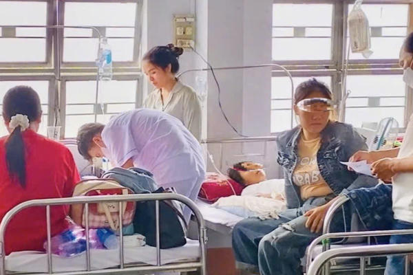 Hàng chục người ở Gia Lai nhập viện nghi ngộ độc sau khi ăn bánh mì thập cẩm