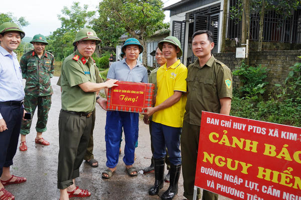 Giám đốc Công an tỉnh Thanh Hóa kiểm tra công tác phòng, chống bão lũ tại cơ sở Giám đốc Công an tỉnh Thanh Hóa kiểm tra công tác phòng, chống bão lũ tại cơ sở