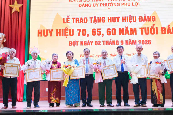 Phường Phú Lợi trao Huy hiệu Đảng cho 470 đảng viên dịp 2/9 Phường Phú Lợi trao Huy hiệu Đảng cho 470 đảng viên dịp 2/9