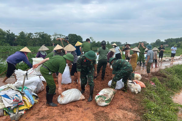 Ban CHQS xã Phúc Hoà, tỉnh Bắc Ninh hỗ trợ người dân ứng phó mưa lũ 