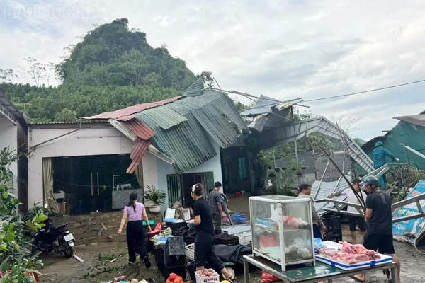 Dông lốc và mưa lớn làm 37 nhà dân tại Lào Cai bị thiệt hại Dông lốc và mưa lớn làm 37 nhà dân tại Lào Cai bị thiệt hại