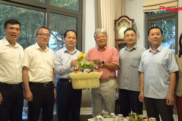 Lãnh đạo Bộ Tư pháp thăm hỏi, tri ân nguyên lãnh đạo Bộ nhân dịp 81 năm Ngày truyền thống ngành Tư pháp
