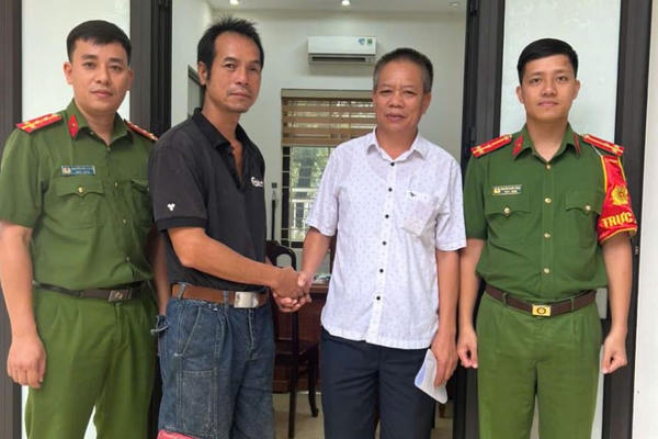 Công an xã Hoàng An kịp thời hỗ trợ người dân nhận lại hơn 322 triệu tiền chuyển khoản nhầm Công an xã Hoàng An kịp thời hỗ trợ người dân nhận lại hơn 322 triệu tiền chuyển khoản nhầm