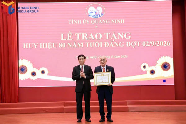 Phó Bí thư Tỉnh ủy Quảng Ninh Vũ Quyết Tiến dự lễ trao Huy hiệu Đảng tại phường Cửa Ông Phó Bí thư Tỉnh ủy Quảng Ninh Vũ Quyết Tiến dự lễ trao Huy hiệu Đảng tại phường Cửa Ông