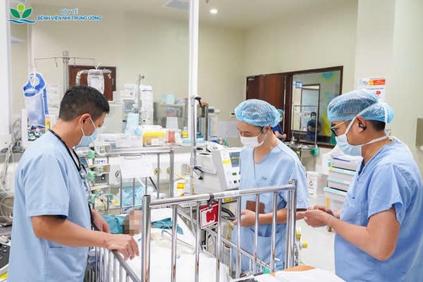 Không để trẻ ngồi phía trước xe máy, xe tay ga: Cảnh báo tiềm ẩn nguy cơ tai nạn nghiêm trọng Không để trẻ ngồi phía trước xe máy, xe tay ga: Cảnh báo tiềm ẩn nguy cơ tai nạn nghiêm trọng