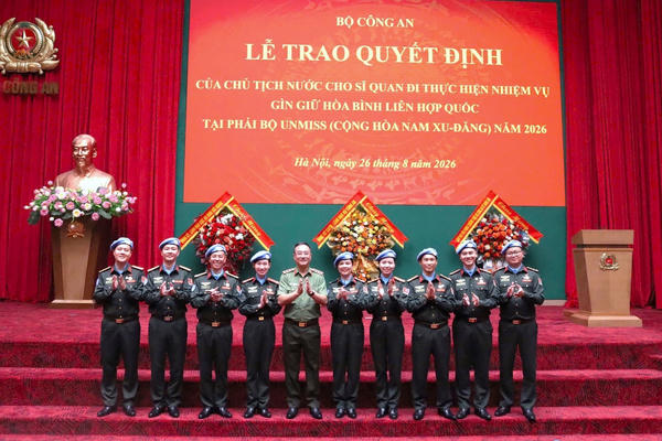 Thêm 9 sĩ quan Công an lên đường thực hiện nhiệm vụ gìn giữ hòa bình Liên hợp quốc tại Nam Sudan
Thêm 9 sĩ quan Công an lên đường thực hiện nhiệm vụ gìn giữ hòa bình Liên hợp quốc tại Nam Sudan