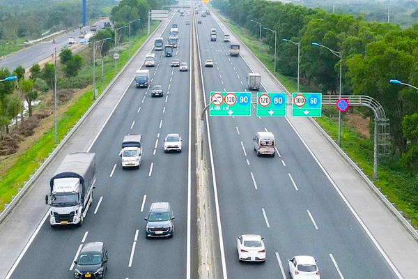 Chính thức xử phạt lỗi không giữ khoảng cách an toàn trên cao tốc
