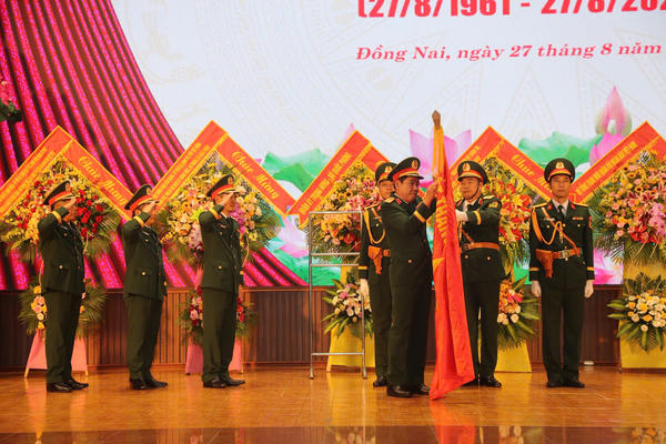 Đại học Nguyễn Huệ đón nhận Huân chương Bảo vệ Tổ quốc hạng Nhất