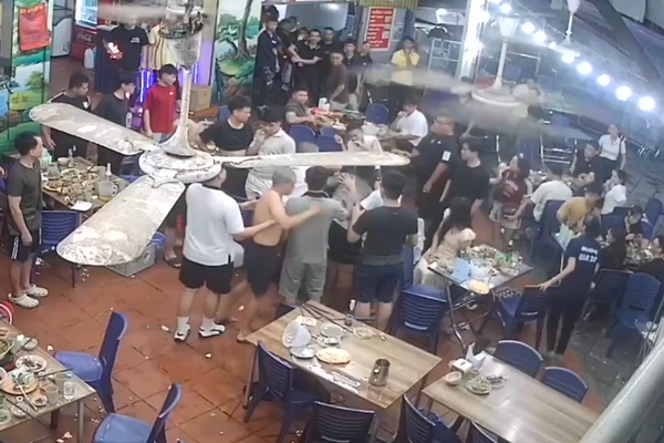 Nhóm thanh niên gây náo loạn quán ăn sau màn trêu ghẹo cô gái bất thành Nhóm thanh niên gây náo loạn quán ăn sau màn trêu ghẹo cô gái bất thành