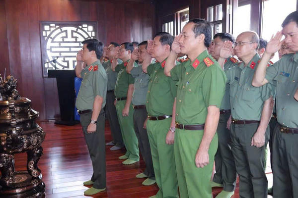Công an thành phố Đồng Nai dâng hương tưởng niệm Chủ tịch Hồ Chí Minh nhân dịp Quốc khánh 2/9