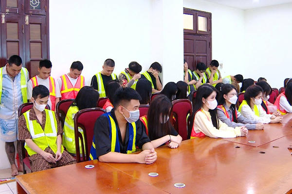 Bắt giữ "nữ quái" cùng đồng bọn cầm đầu đường dây san chiết tinh dầu ma tuý núp bóng thuốc lá điện tử