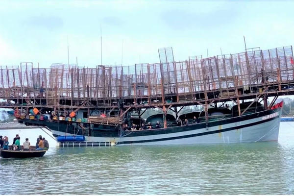 Đã cứu được 32 thuyền viên tàu cá mất liên lạc trên biển, tiếp tục tìm kiếm người còn lại Đã cứu được 32 thuyền viên tàu cá mất liên lạc trên biển, tiếp tục tìm kiếm người còn lại