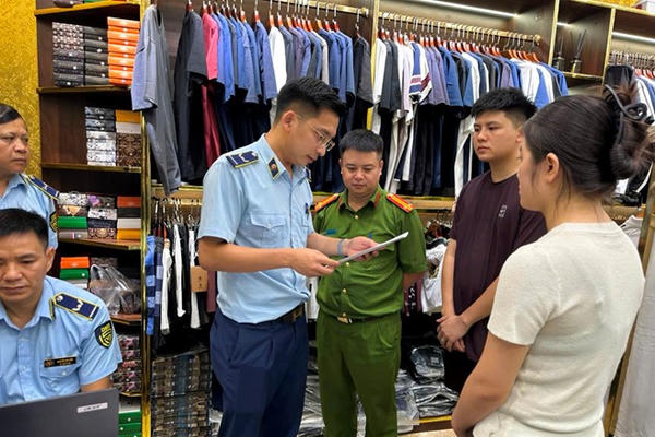 Chuyển vụ kinh doanh quần áo giả mạo nhãn hiệu nổi tiếng cho cơ quan điều tra Chuyển vụ kinh doanh quần áo giả mạo nhãn hiệu nổi tiếng cho cơ quan điều tra