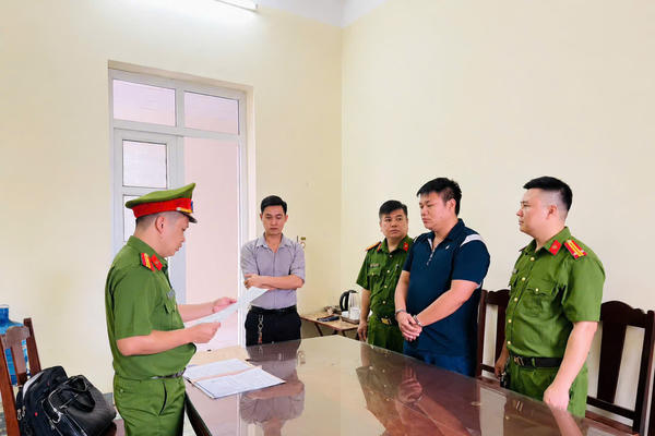 Khởi tố Giám đốc Công ty Tâm Oanh trong vụ đổ trái phép gần 290 tấn chất thải Khởi tố Giám đốc Công ty Tâm Oanh trong vụ đổ trái phép gần 290 tấn chất thải