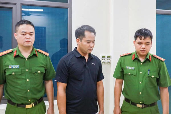 Khởi tố, bắt tạm giam giám đốc trong vụ lan can sông Hồng gãy đổ ở Lào Cai Khởi tố, bắt tạm giam giám đốc trong vụ lan can sông Hồng gãy đổ ở Lào Cai