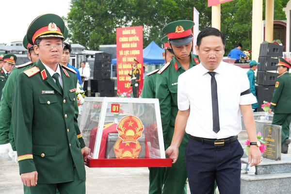 Truy điệu, an táng 5 hài cốt liệt sĩ tại xã Nghĩa Giang