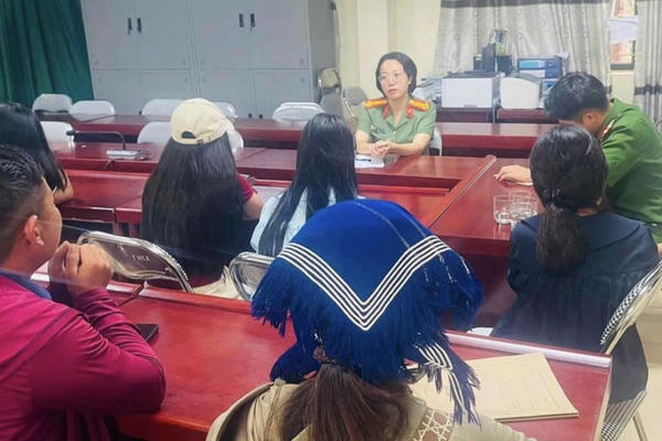 Công an chặn xe khách giải cứu 4 học sinh nghi bị dụ dỗ bỏ học đi làm thuê