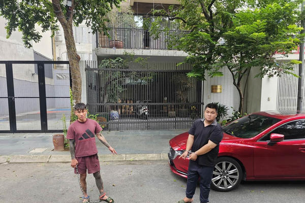 Khởi tố 3 đối tượng đập kính ô tô trộm nhiều tài sản có giá trị ở Hà Nội