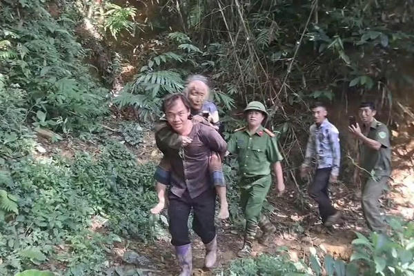 Cụ bà được tìm thấy trong rừng sau khi mất tích một đêm Cụ bà được tìm thấy trong rừng sau khi mất tích một đêm