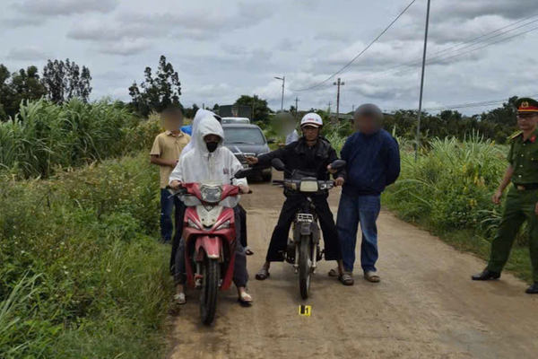 Sau cuộc nhậu, thanh niên mang 2 dao đi cướp tài sản trong đêm Sau cuộc nhậu, thanh niên mang 2 dao đi cướp tài sản trong đêm