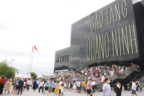 Quảng Ninh đón 365.000 lượt khách trong 3 ngày đầu nghỉ lễ 2/9