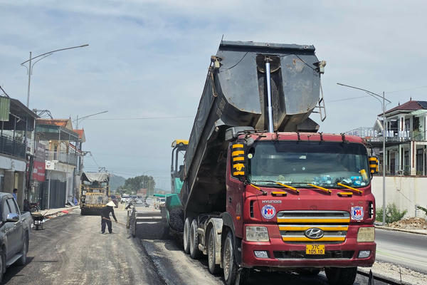 Không nghỉ lễ, công nhân chạy đua tiến độ công trình gần 500 tỷ ở Nghệ An Không nghỉ lễ, công nhân chạy đua tiến độ công trình gần 500 tỷ ở Nghệ An