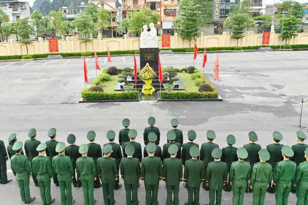 Bộ đội Biên phòng Quảng Ninh dâng hoa tưởng niệm Chủ tịch Hồ Chí Minh Bộ đội Biên phòng Quảng Ninh dâng hoa tưởng niệm Chủ tịch Hồ Chí Minh