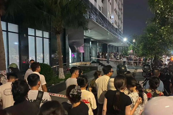 Người đàn ông rơi từ chung cư HH3 tử vong, công an phong tỏa hiện trường Người đàn ông rơi từ chung cư HH3 tử vong, công an phong tỏa hiện trường