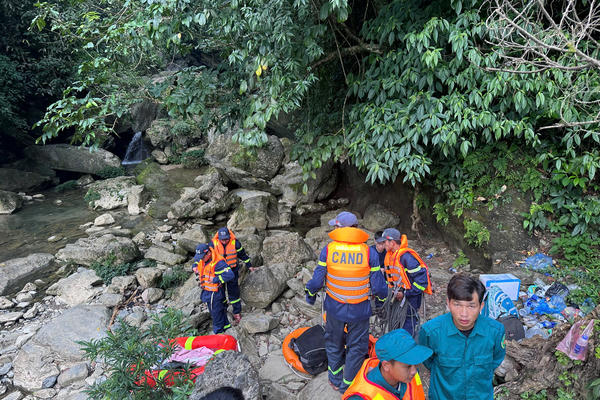 Tìm kiếm du khách mất tích sau khi tắm thác tại Tuyên Quang Tìm kiếm du khách mất tích sau khi tắm thác tại Tuyên Quang
