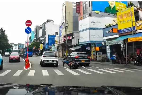 Tài xế ô tô bị mời làm việc sau khi ép xe máy ngã rồi rời khỏi hiện trường ở TPHCM Tài xế ô tô bị mời làm việc sau khi ép xe máy ngã rồi rời khỏi hiện trường ở TPHCM