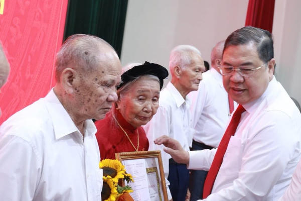 Phó Thủ tướng Thường trực Phạm Gia Túc trao Huy hiệu Đảng cho các đảng viên tại Hà Tĩnh