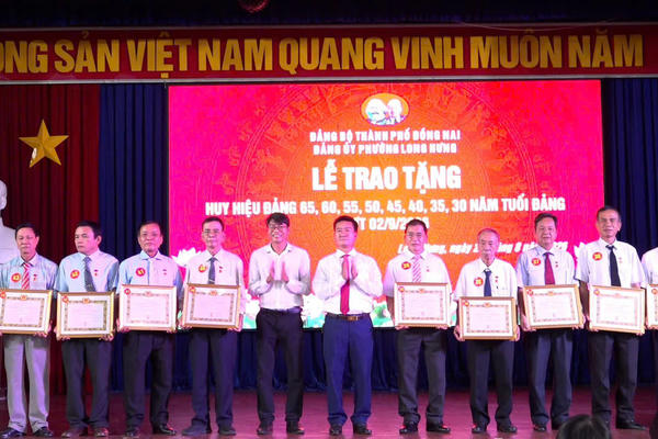 Phường Long Hưng trao tặng Huy hiệu Đảng đợt 2/9: Trân trọng những cống hiến của các thế hệ Đảng viên Phường Long Hưng trao tặng Huy hiệu Đảng đợt 2/9: Trân trọng những cống hiến của các thế hệ Đảng viên