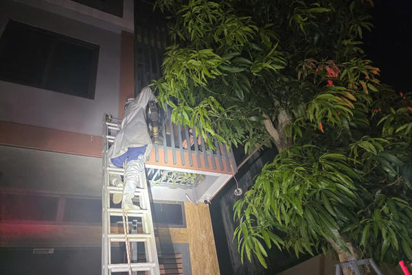 Hà Nội: Cháy nhà 6 tầng ở Phú Lương, cảnh sát giải cứu 2 người mắc kẹt Hà Nội: Cháy nhà 6 tầng ở Phú Lương, cảnh sát giải cứu 2 người mắc kẹt