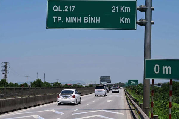 Trừ điểm 11 giấy phép lái xe do không dữ khoảng cách trên đường cao tốc Trừ điểm 11 giấy phép lái xe do không dữ khoảng cách trên đường cao tốc