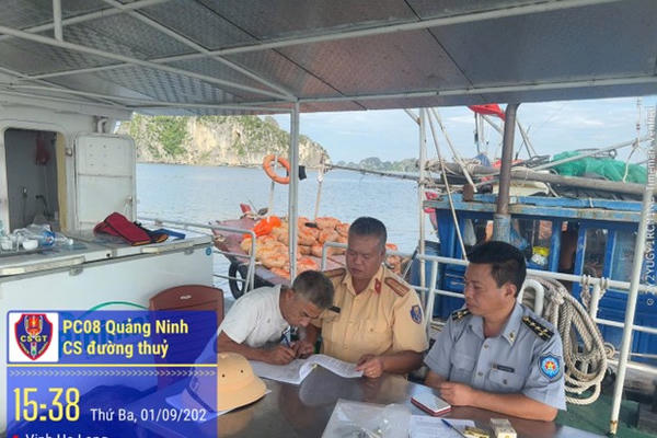 Phát hiện 2 tàu cá dùng ngư cụ bị cấm khai thác thủy sản trên vùng biển vịnh Hạ Long