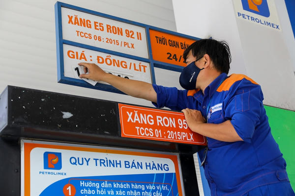 Giá xăng đồng loạt tăng, giá dầu được điều chỉnh giảm