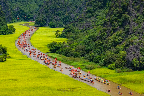 Dịp lễ mùng 2/9, Du lịch Ninh Bình đón gần 780.000 lượt khách, doanh thu ước đạt 1.030 tỷ đồng
Dịp lễ mùng 2/9, Du lịch Ninh Bình đón gần 780.000 lượt khách, doanh thu ước đạt 1.030 tỷ đồng