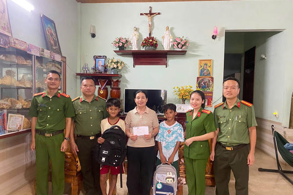 Công an Hà Tĩnh trao yêu thương, nâng bước em tới trường