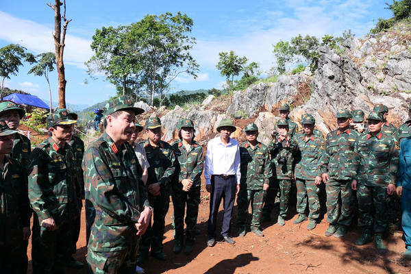 Thượng tướng Nguyễn Văn Gấu kiểm tra công tác tìm kiếm, quy tập hài cốt liệt sĩ tại Tuyên Quang