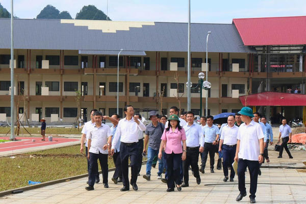 Hướng đến bảo đảm đủ trường, đủ lớp, đủ giáo viên Hướng đến bảo đảm đủ trường, đủ lớp, đủ giáo viên