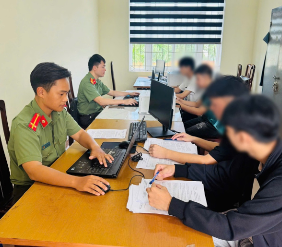 9 người bị phạt gần 800 triệu đồng vì mua bán thông tin 34 tài khoản ngân hàng