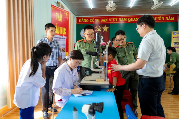 Công an Quảng Trị: Gửi yêu thương theo những bước chân vùng cao