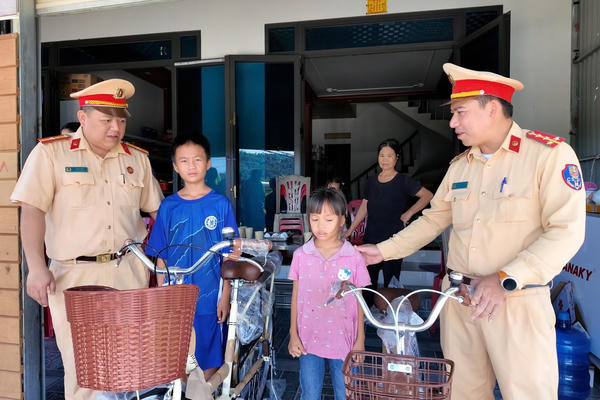 Phòng CSGT Quảng Ninh trao xe đạp tiếp sức hai học sinh mồ côi cha đến trường